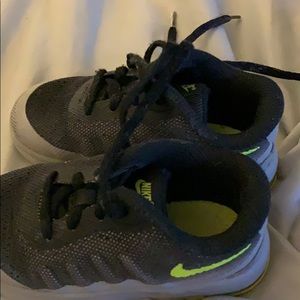 Toddlers Nike’s size 7C.